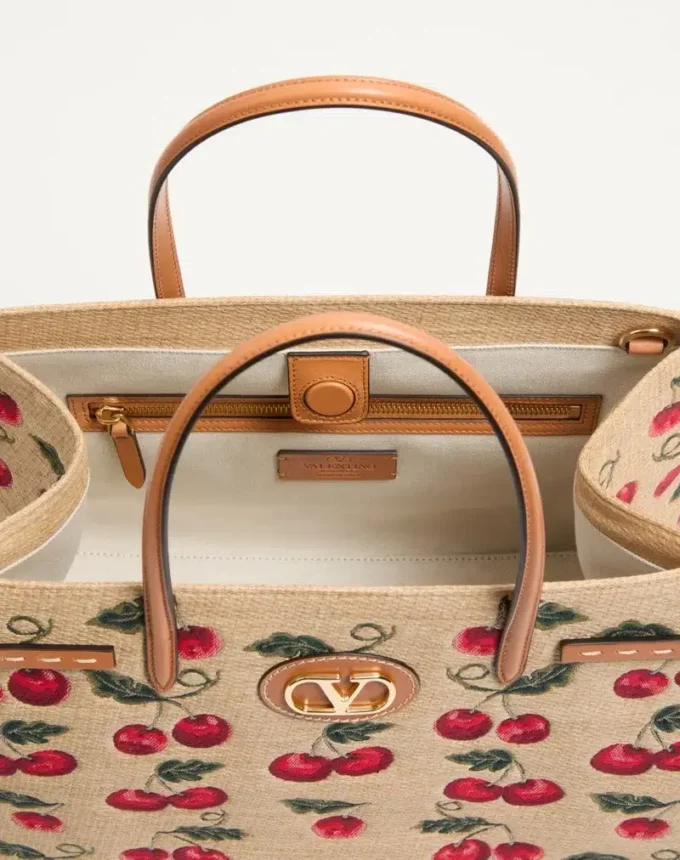 Bolso shopping mediano Antibes de Valentino Garavani en rafia jacquard con motivo Cherryfic Bolso shopping mediano Antibes de Valentino Garavani en rafia jacquard con motivo Cherryfic