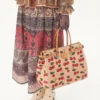 Bolso shopping mediano Antibes de Valentino Garavani en rafia jacquard con motivo Cherryfic Bolso shopping mediano Antibes de Valentino Garavani en rafia jacquard con motivo Cherryfic