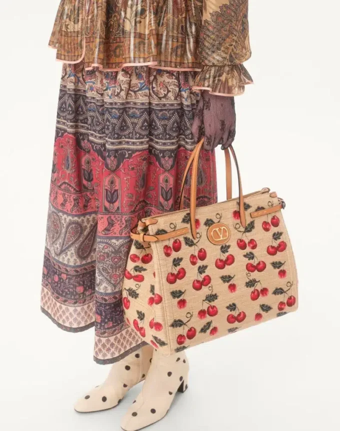 Bolso shopping mediano Antibes de Valentino Garavani en rafia jacquard con motivo Cherryfic Bolso shopping mediano Antibes de Valentino Garavani en rafia jacquard con motivo Cherryfic