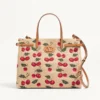 Bolso shopping mediano Antibes de Valentino Garavani en rafia jacquard con motivo Cherryfic Bolso shopping mediano Antibes de Valentino Garavani en rafia jacquard con motivo Cherryfic