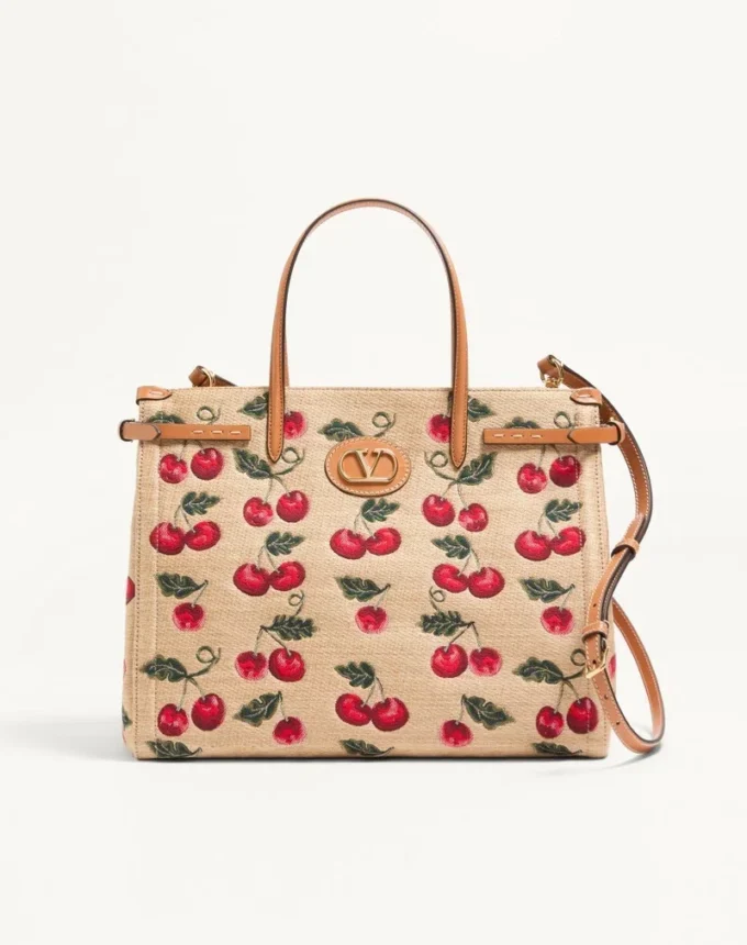 Bolso shopping mediano Antibes de Valentino Garavani en rafia jacquard con motivo Cherryfic Bolso shopping mediano Antibes de Valentino Garavani en rafia jacquard con motivo Cherryfic