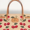 Bolso shopping mediano Antibes de Valentino Garavani en rafia jacquard con motivo Cherryfic Bolso shopping mediano Antibes de Valentino Garavani en rafia jacquard con motivo Cherryfic