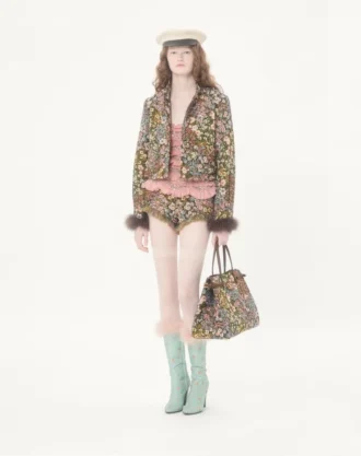 Bolso shopping mediano Antibes de Valentino Garavani en tejido jacquard Apres L’Hiver. Bolso shopping mediano Antibes de Valentino Garavani en tejido jacquard Apres L’Hiver.