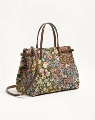 Bolso shopping mediano Antibes de Valentino Garavani en tejido jacquard Apres L’Hiver. Bolso shopping mediano Antibes de Valentino Garavani en tejido jacquard Apres L’Hiver.