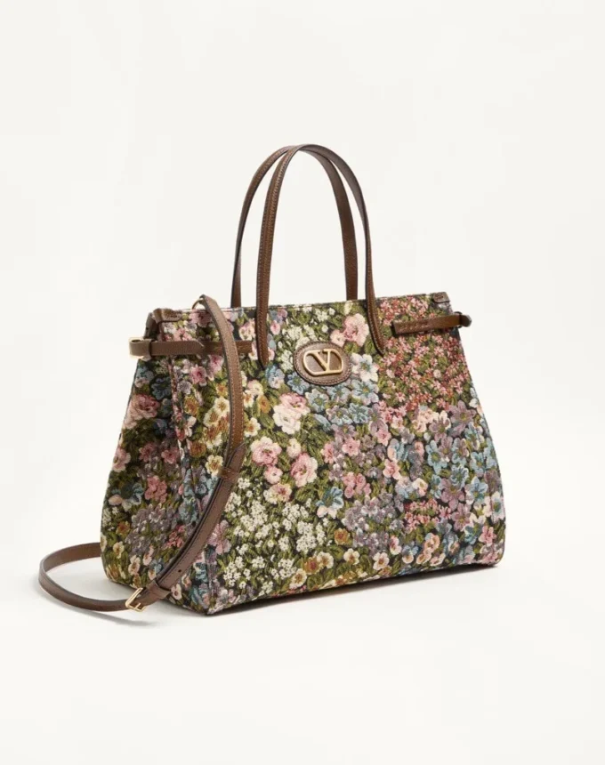 Bolso shopping mediano Antibes de Valentino Garavani en tejido jacquard Apres L’Hiver. Bolso shopping mediano Antibes de Valentino Garavani en tejido jacquard Apres L’Hiver.