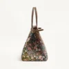 Bolso shopping mediano Antibes de Valentino Garavani en tejido jacquard Apres L’Hiver. Bolso shopping mediano Antibes de Valentino Garavani en tejido jacquard Apres L’Hiver.