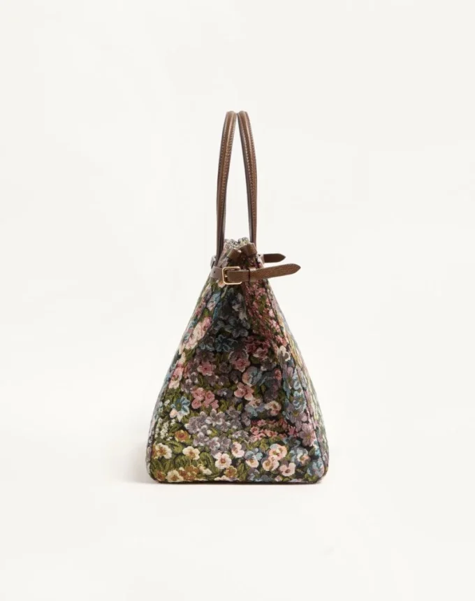 Bolso shopping mediano Antibes de Valentino Garavani en tejido jacquard Apres L’Hiver. Bolso shopping mediano Antibes de Valentino Garavani en tejido jacquard Apres L’Hiver.