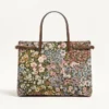 Bolso shopping mediano Antibes de Valentino Garavani en tejido jacquard Apres L’Hiver. Bolso shopping mediano Antibes de Valentino Garavani en tejido jacquard Apres L’Hiver.