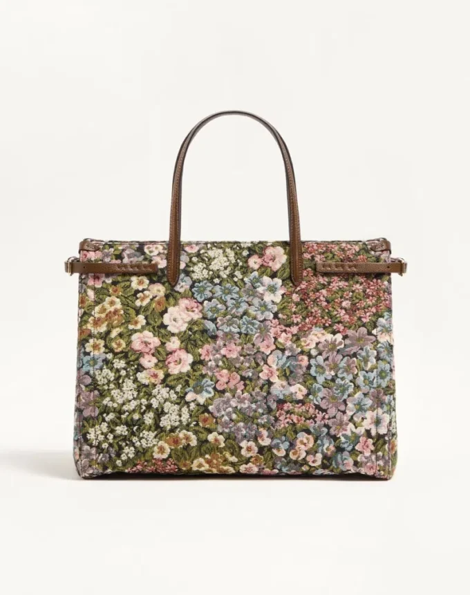 Bolso shopping mediano Antibes de Valentino Garavani en tejido jacquard Apres L’Hiver. Bolso shopping mediano Antibes de Valentino Garavani en tejido jacquard Apres L’Hiver.