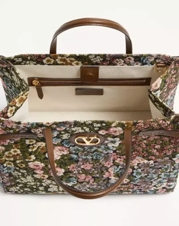 Bolso shopping mediano Antibes de Valentino Garavani en tejido jacquard Apres L’Hiver. Bolso shopping mediano Antibes de Valentino Garavani en tejido jacquard Apres L’Hiver.
