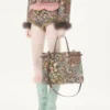 Bolso shopping mediano Antibes de Valentino Garavani en tejido jacquard Apres L’Hiver. Bolso shopping mediano Antibes de Valentino Garavani en tejido jacquard Apres L’Hiver.
