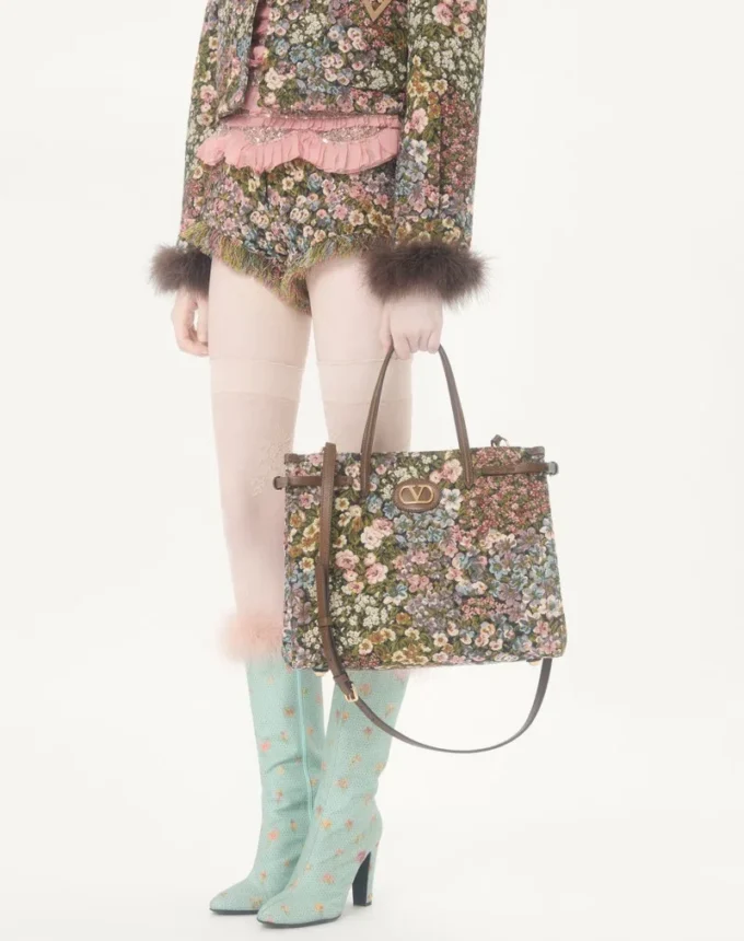Bolso shopping mediano Antibes de Valentino Garavani en tejido jacquard Apres L’Hiver. Bolso shopping mediano Antibes de Valentino Garavani en tejido jacquard Apres L’Hiver.