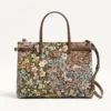 Bolso shopping mediano Antibes de Valentino Garavani en tejido jacquard Apres L’Hiver. Bolso shopping mediano Antibes de Valentino Garavani en tejido jacquard Apres L’Hiver.