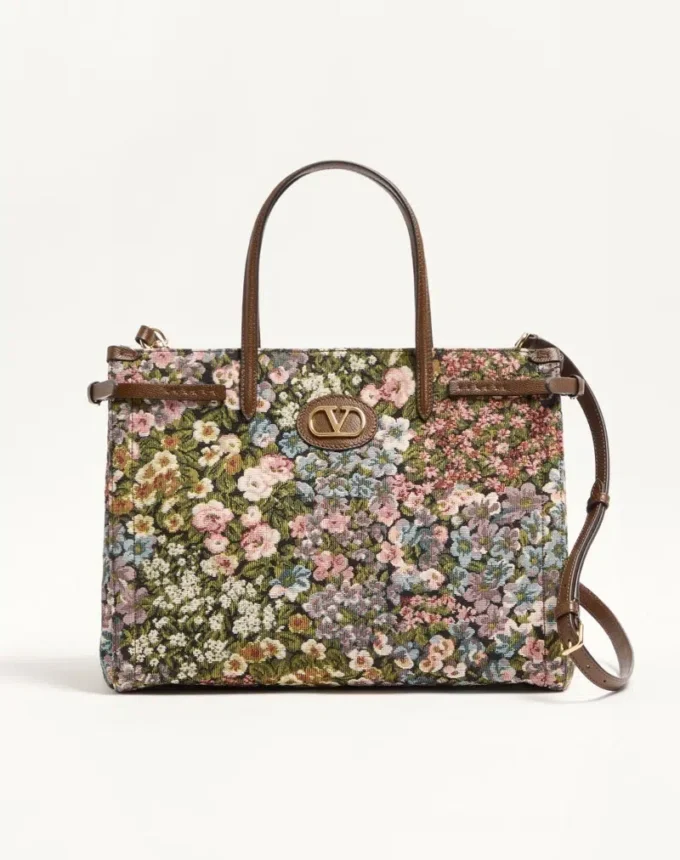 Bolso shopping mediano Antibes de Valentino Garavani en tejido jacquard Apres L’Hiver. Bolso shopping mediano Antibes de Valentino Garavani en tejido jacquard Apres L’Hiver.