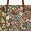 Bolso shopping mediano Antibes de Valentino Garavani en tejido jacquard Apres L’Hiver. Bolso shopping mediano Antibes de Valentino Garavani en tejido jacquard Apres L’Hiver.