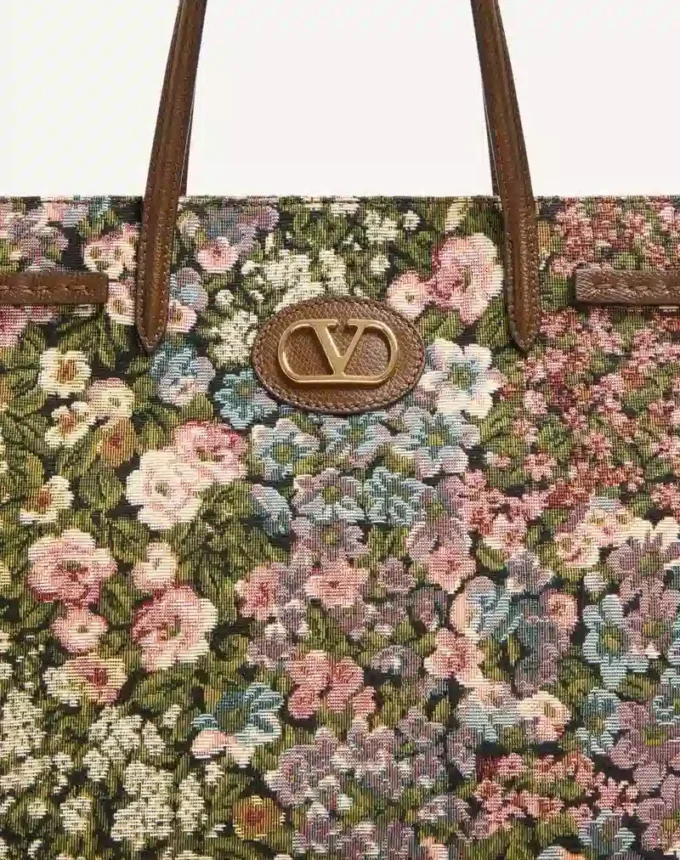 Bolso shopping mediano Antibes de Valentino Garavani en tejido jacquard Apres L’Hiver. Bolso shopping mediano Antibes de Valentino Garavani en tejido jacquard Apres L’Hiver.