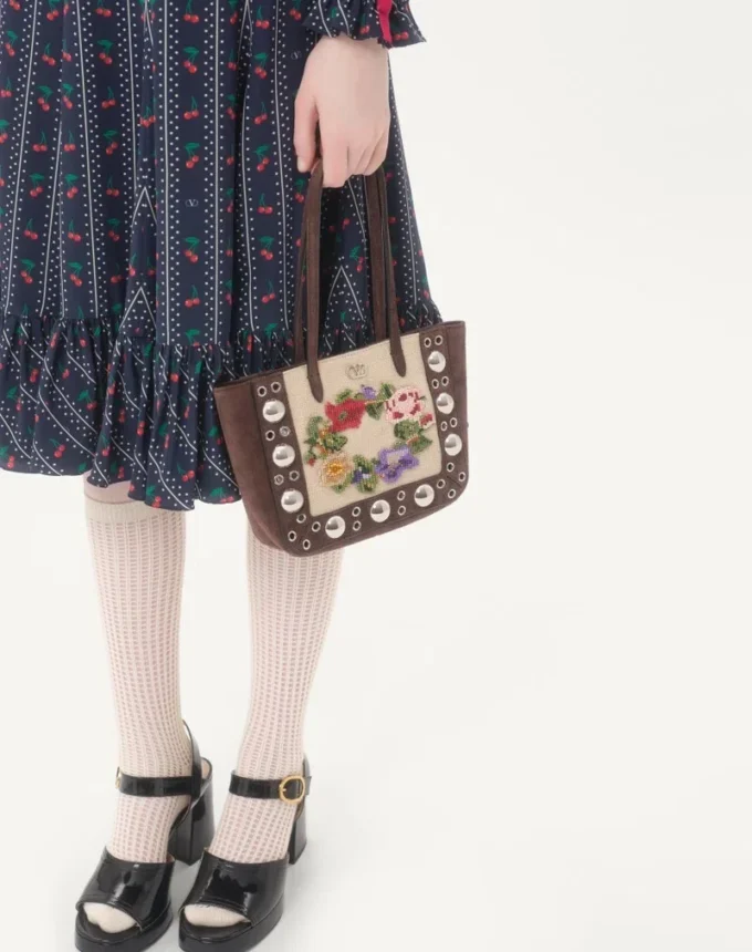 Bolso shopping mini bordado Nellcôte de Valentino Garavani Bolso shopping mini bordado Nellcôte de Valentino Garavani