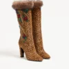 Bota Hotty en piel de becerro con efecto poni, bordado floral y pelo de 100 mm Bota Hotty en piel de becerro con efecto poni, bordado floral y pelo de 100 mm