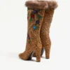 Bota Hotty en piel de becerro con efecto poni, bordado floral y pelo de 100 mm Bota Hotty en piel de becerro con efecto poni, bordado floral y pelo de 100 mm