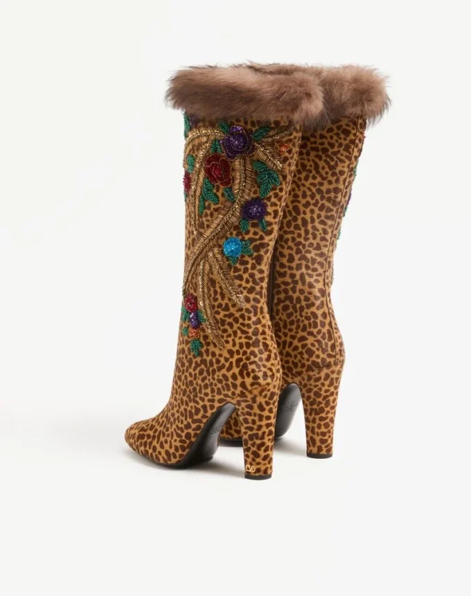Bota Hotty en piel de becerro con efecto poni, bordado floral y pelo de 100 mm Bota Hotty en piel de becerro con efecto poni, bordado floral y pelo de 100 mm
