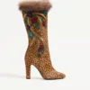 Bota Hotty en piel de becerro con efecto poni, bordado floral y pelo de 100 mm Bota Hotty en piel de becerro con efecto poni, bordado floral y pelo de 100 mm