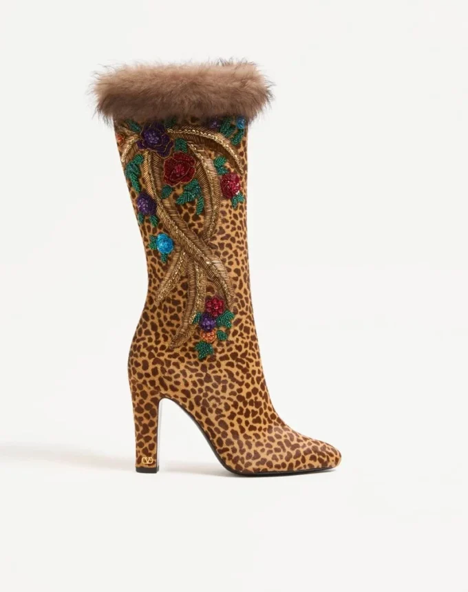 Bota Hotty en piel de becerro con efecto poni, bordado floral y pelo de 100 mm Bota Hotty en piel de becerro con efecto poni, bordado floral y pelo de 100 mm
