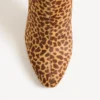 Bota Hotty en piel de becerro con efecto poni, bordado floral y pelo de 100 mm Bota Hotty en piel de becerro con efecto poni, bordado floral y pelo de 100 mm