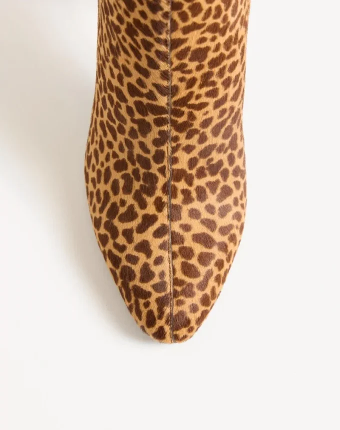 Bota Hotty en piel de becerro con efecto poni, bordado floral y pelo de 100 mm Bota Hotty en piel de becerro con efecto poni, bordado floral y pelo de 100 mm