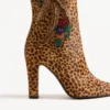 Bota Hotty en piel de becerro con efecto poni, bordado floral y pelo de 100 mm Bota Hotty en piel de becerro con efecto poni, bordado floral y pelo de 100 mm