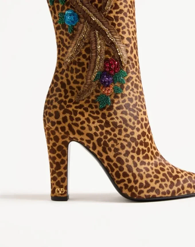 Bota Hotty en piel de becerro con efecto poni, bordado floral y pelo de 100 mm Bota Hotty en piel de becerro con efecto poni, bordado floral y pelo de 100 mm