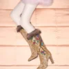 Bota Hotty en piel de becerro con efecto poni, bordado floral y pelo de 100 mm Bota Hotty en piel de becerro con efecto poni, bordado floral y pelo de 100 mm