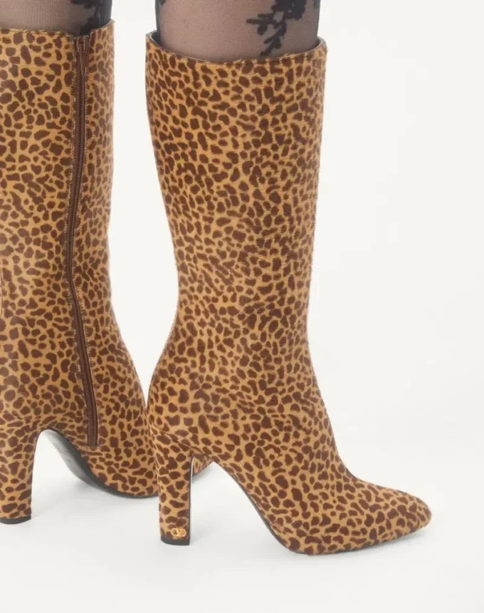 Bota Hotty en piel de becerro con efecto pony 100 mm Bota Hotty en piel de becerro con efecto pony 100 mm