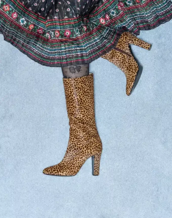 Bota Hotty en piel de becerro con efecto pony 100 mm Bota Hotty en piel de becerro con efecto pony 100 mm