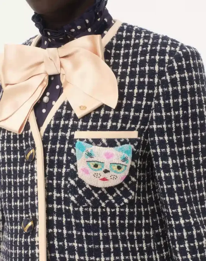 Broche Le Chat De La Maison en tejido jacquard con bordado de cuentas de resina