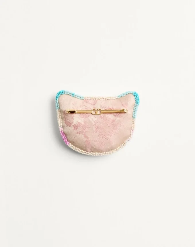 Broche Le Chat De La Maison en tejido jacquard con bordado de cuentas de resina