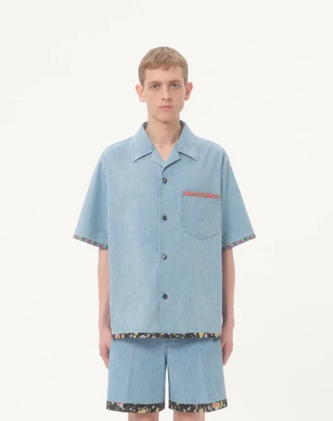 Camisa de denim con ribete estampado floral Camisa de denim con ribete estampado floral
