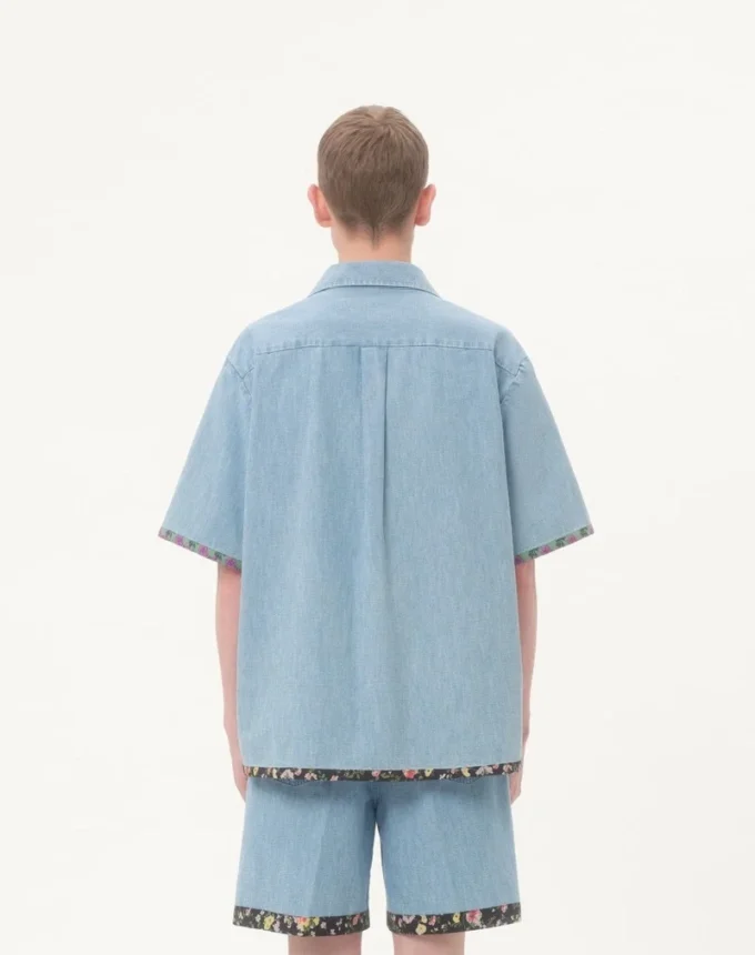 Camisa de denim con ribete estampado floral Camisa de denim con ribete estampado floral
