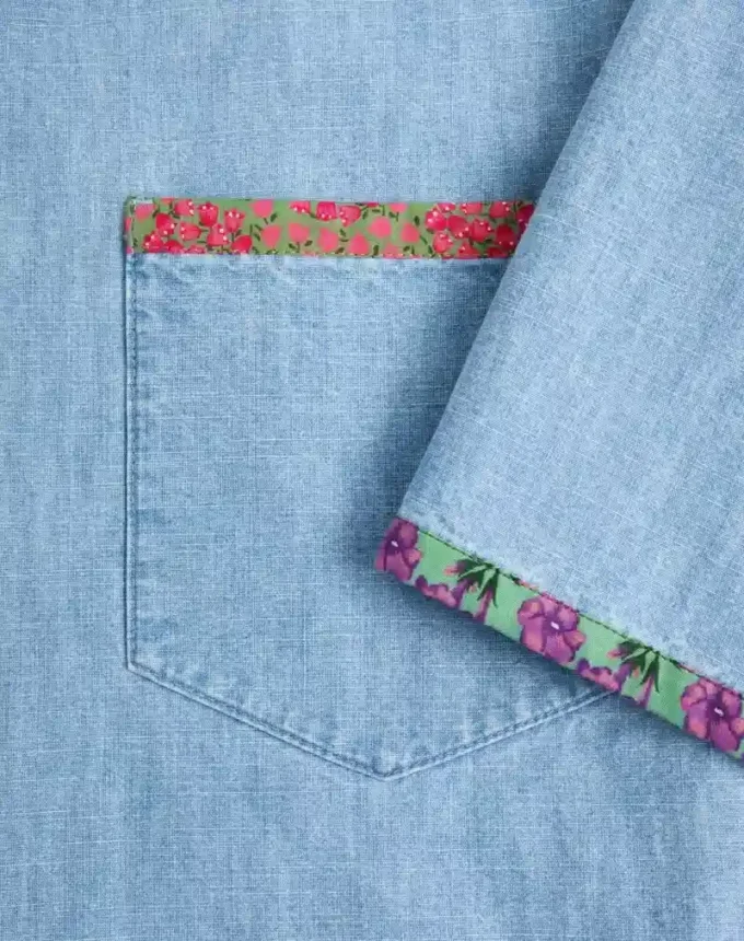 Camisa de denim con ribete estampado floral Camisa de denim con ribete estampado floral