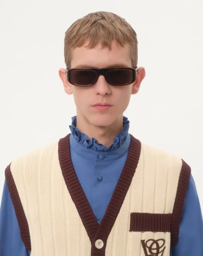 Camisa de popelín de algodón con plastrón y volantes Camisa de popelín de algodón con plastrón y volantes