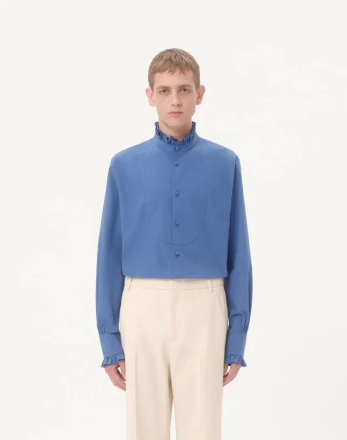 Camisa de popelín de algodón con plastrón y volantes Camisa de popelín de algodón con plastrón y volantes