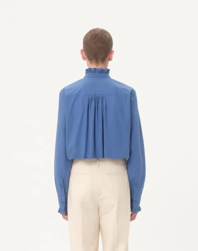 Camisa de popelín de algodón con plastrón y volantes Camisa de popelín de algodón con plastrón y volantes
