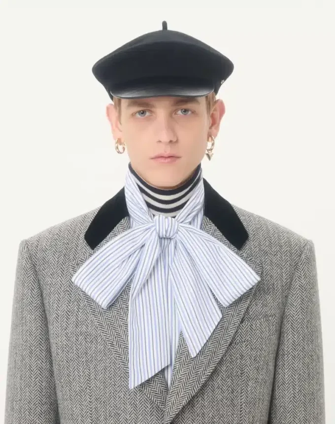 Camisa de popelín de algodón Valentino con cuello bufanda y bordado VLogo Camisa de popelín de algodón Valentino con cuello bufanda y bordado VLogo