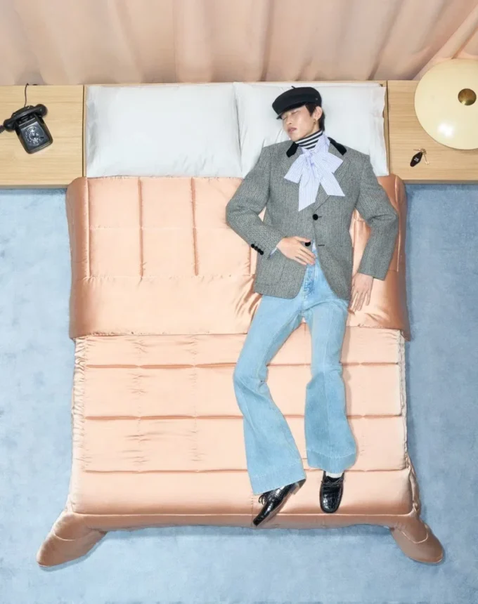 Camisa de popelín de algodón Valentino con cuello bufanda y bordado VLogo Camisa de popelín de algodón Valentino con cuello bufanda y bordado VLogo