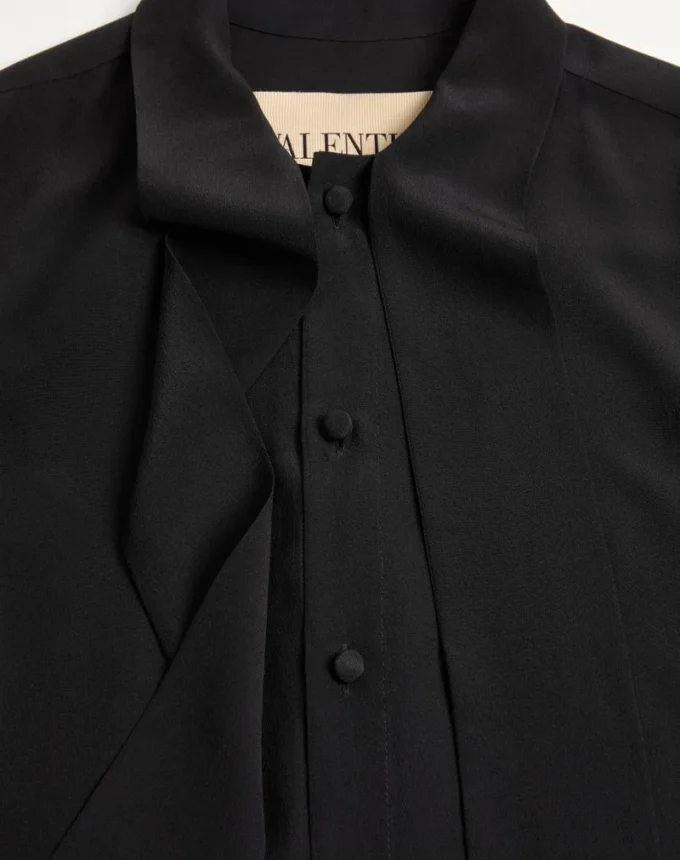 Camisa de seda crepé de China con cuello bufanda de Valentino Camisa de seda crepé de China con cuello bufanda de Valentino