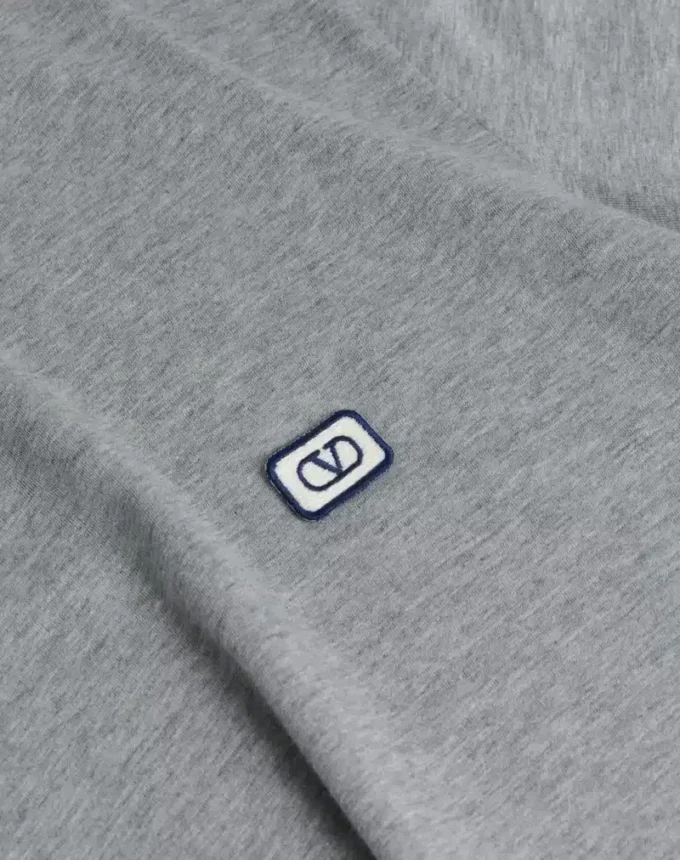 Camiseta de algodón con parche VLogo Camiseta de algodón con parche VLogo