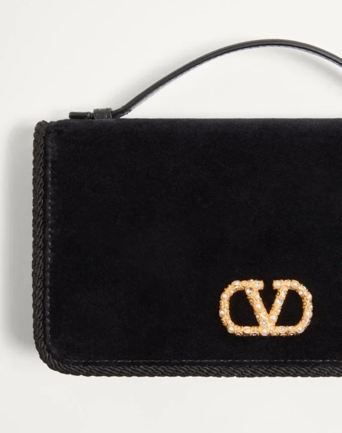 Cartera con cadena de terciopelo y logotipo joya VLogo Signature