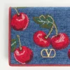 Cartera de denim Vlogo Signature con bordado Cherryfic Cartera de denim Vlogo Signature con bordado Cherryfic