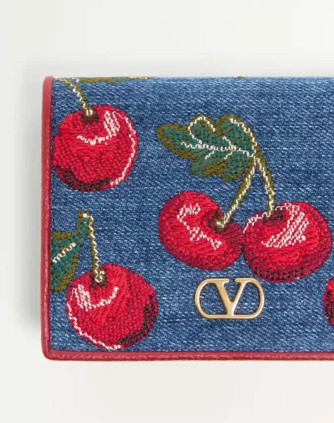 Cartera de denim Vlogo Signature con bordado Cherryfic Cartera de denim Vlogo Signature con bordado Cherryfic