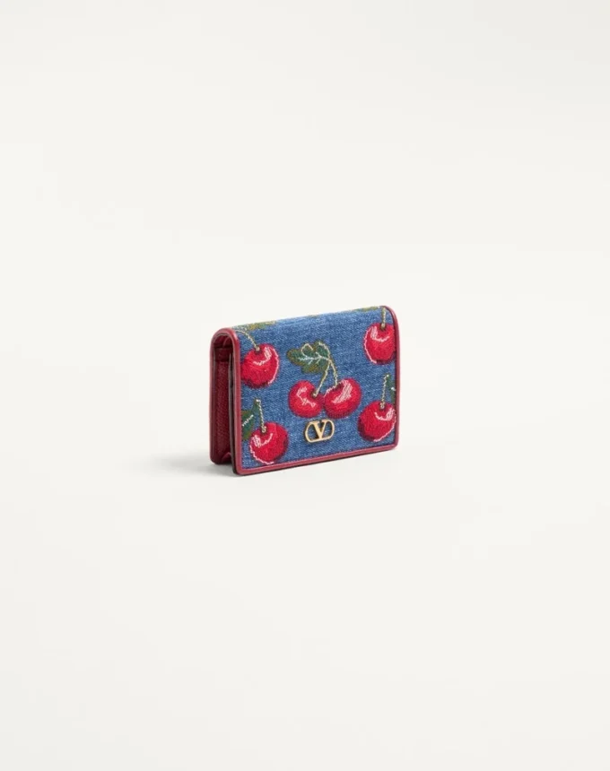 Cartera de denim Vlogo Signature con bordado Cherryfic Cartera de denim Vlogo Signature con bordado Cherryfic
