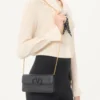 Cartera de piel de becerro granulada con cadena y logotipo Vlogo Cartera de piel de becerro granulada con cadena y logotipo Vlogo